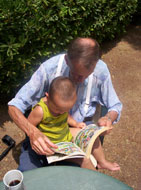 Opa leest weer een donald duck verhaaltje voor